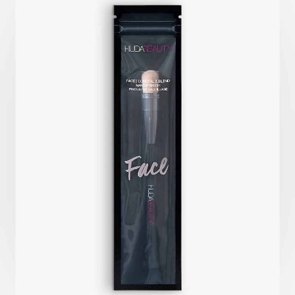 Conceal & Blend Complexion Brush by HUDA BEAUTY